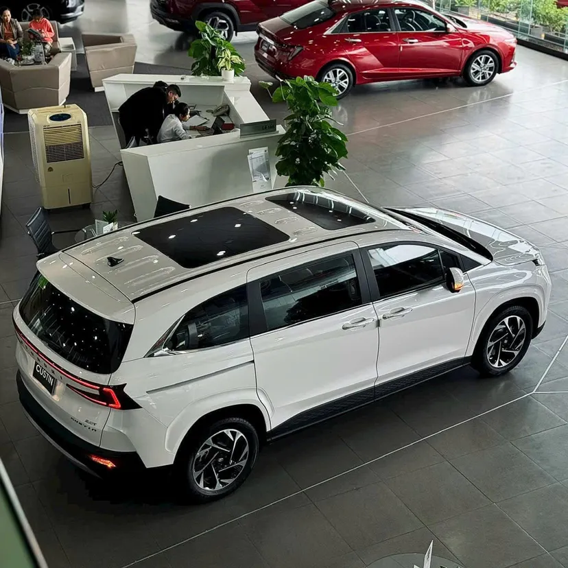 Hình ảnh xe HYUNDAI CUSTIN 2.0T 2025 - TRẮNG
