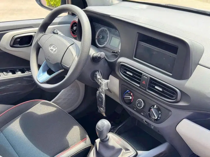 Hình ảnh xe HYUNDAI I10 SEDAN MT 2025 - BẠC