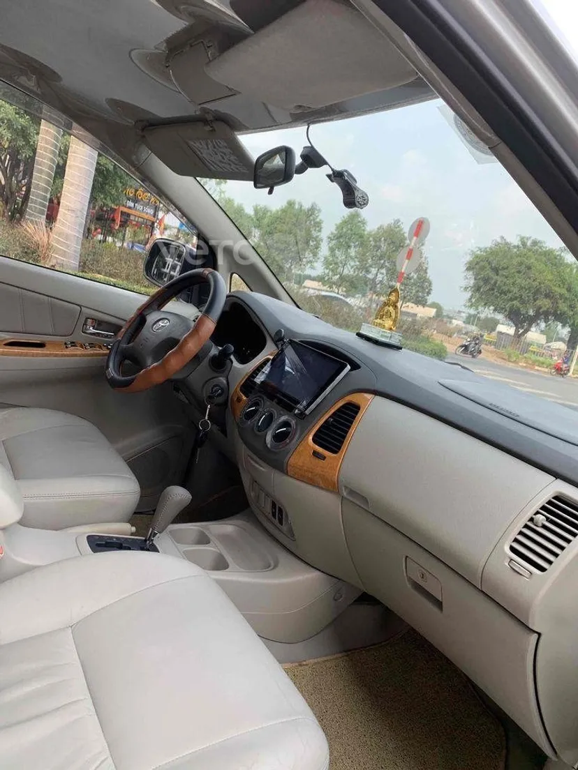 Hình ảnh xe Toyota Innova 2011 Bạc 100.000 km