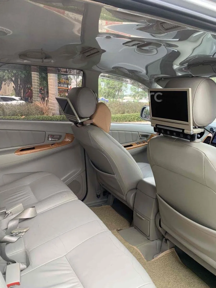 Hình ảnh xe Toyota Innova 2011 Bạc 100.000 km