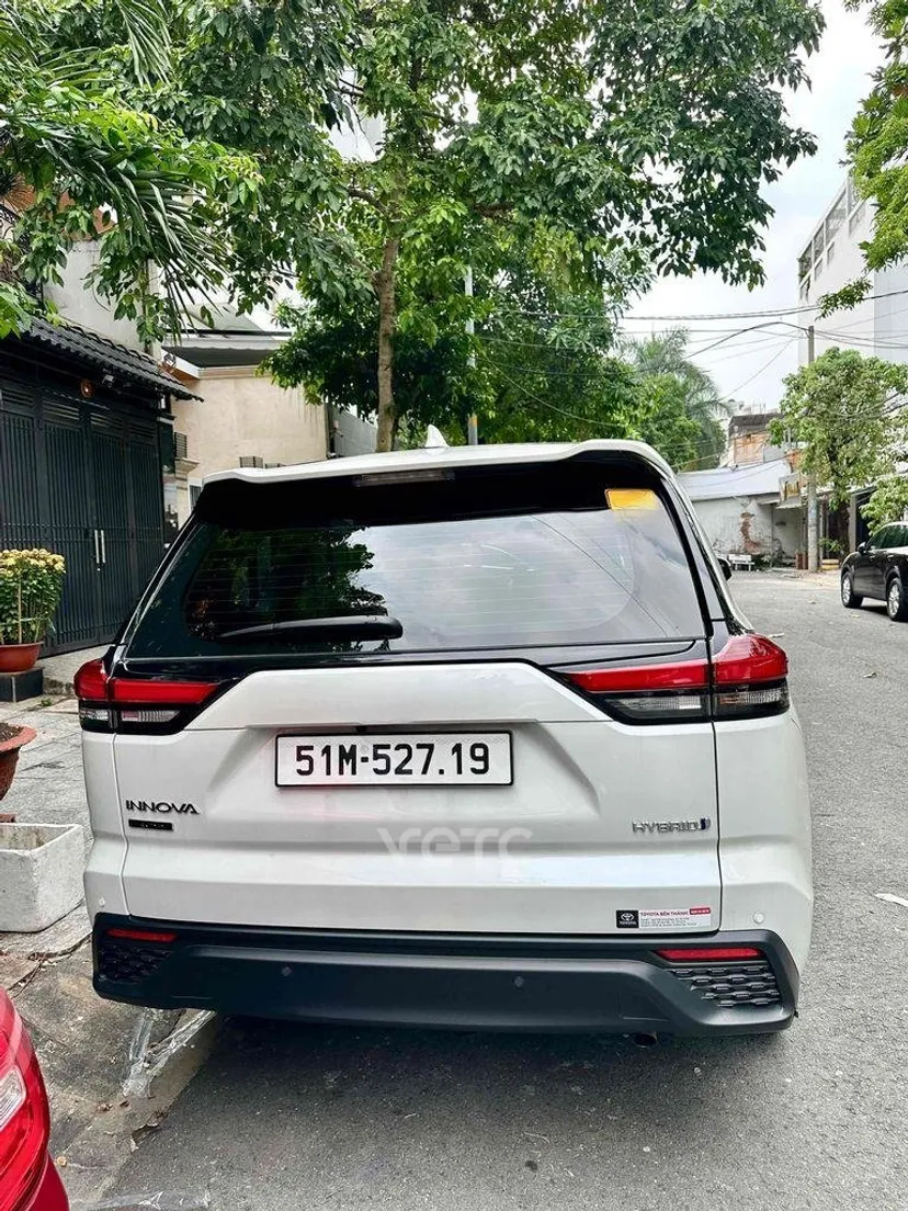 Hình ảnh xe Toyota Innova Cross 2025 Trắng 8.000 km