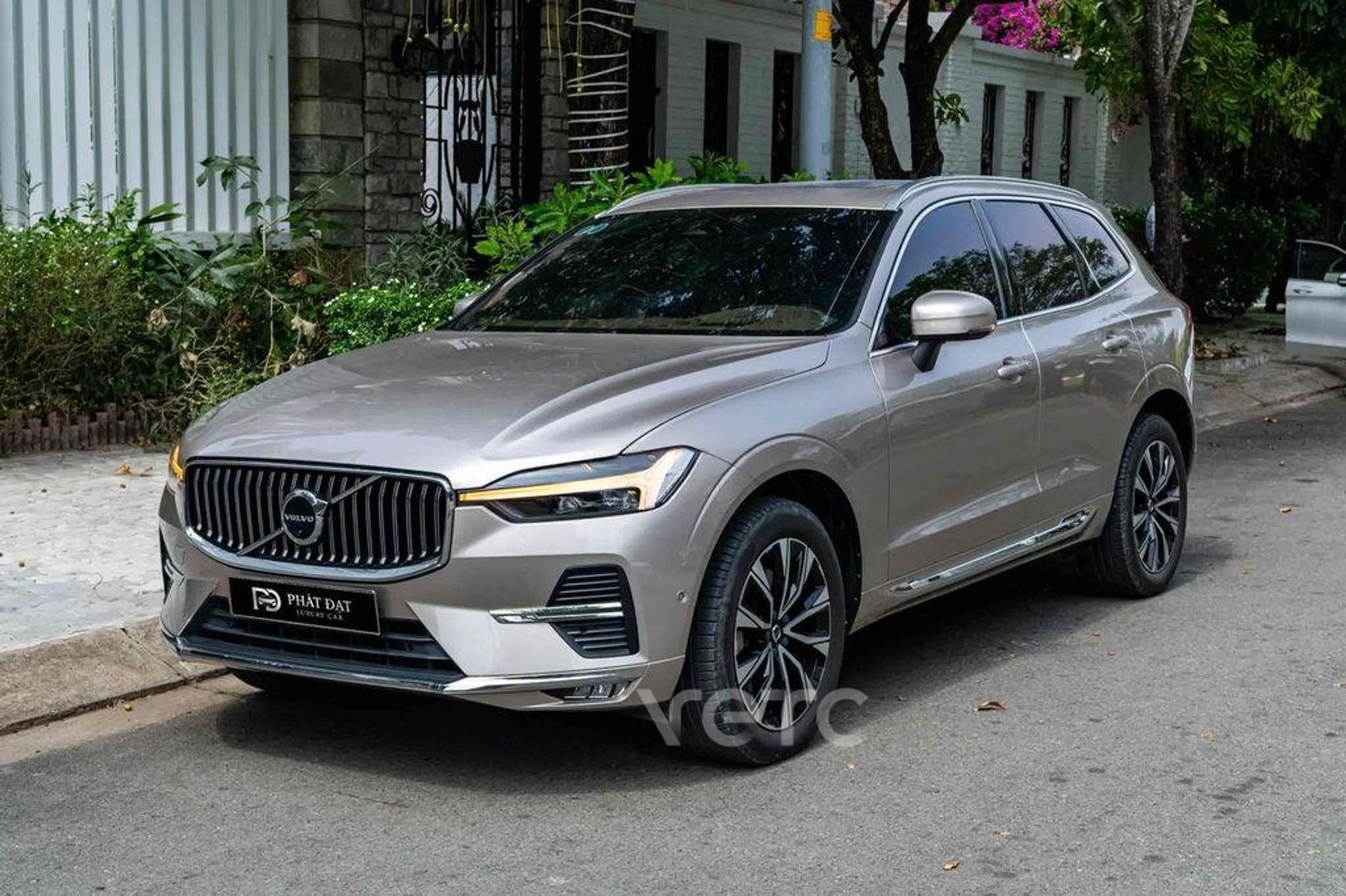Ảnh xe Volvo XC60 2023 Vàng 15.000 km