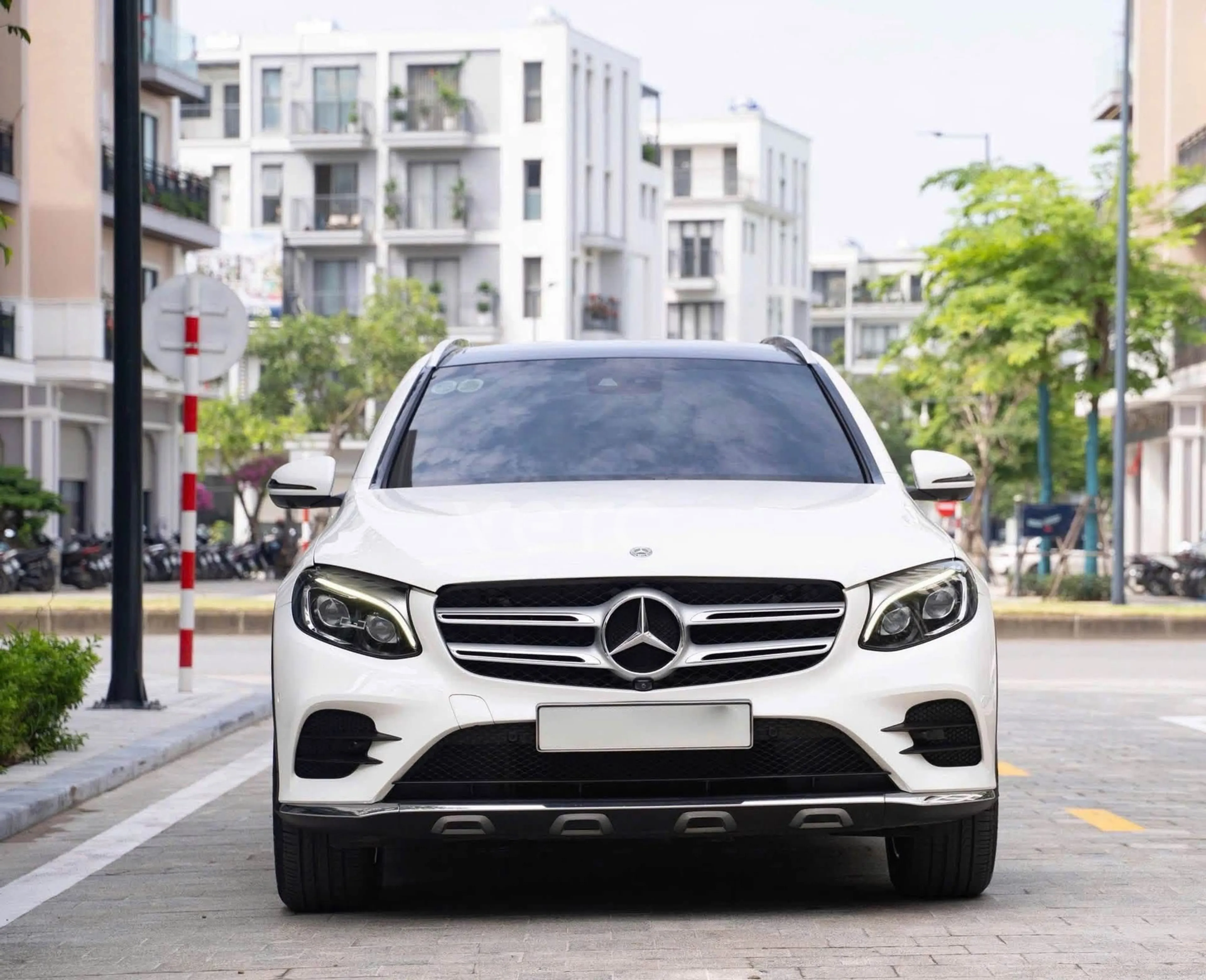 Ảnh xe Mercedes-Benz GLC 300 4Matic 2018 Trắng 98.000 km