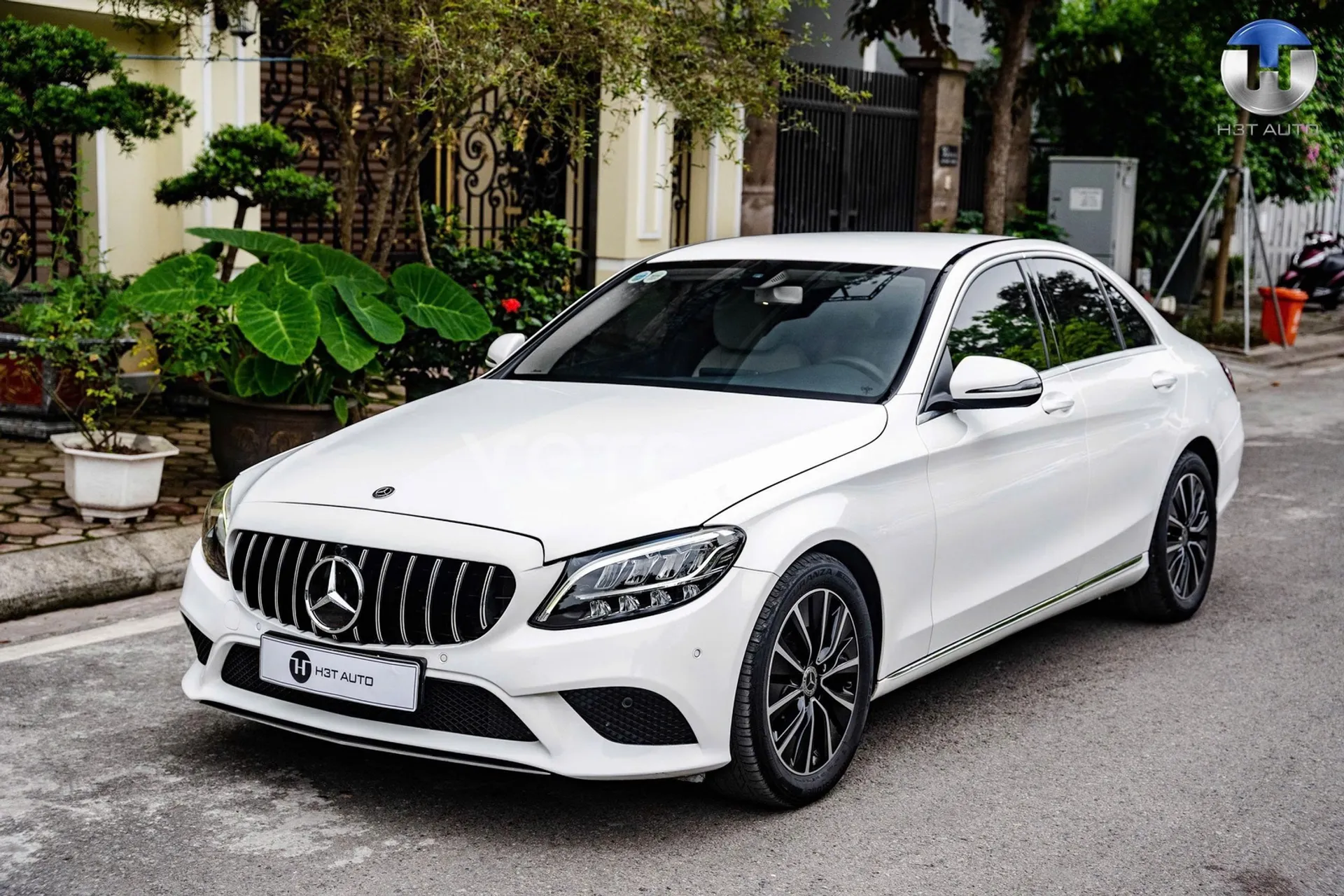 Hình ảnh xe MERCEDES-BENZ C-CLASS 2019 TRẮNG 50.000 KM