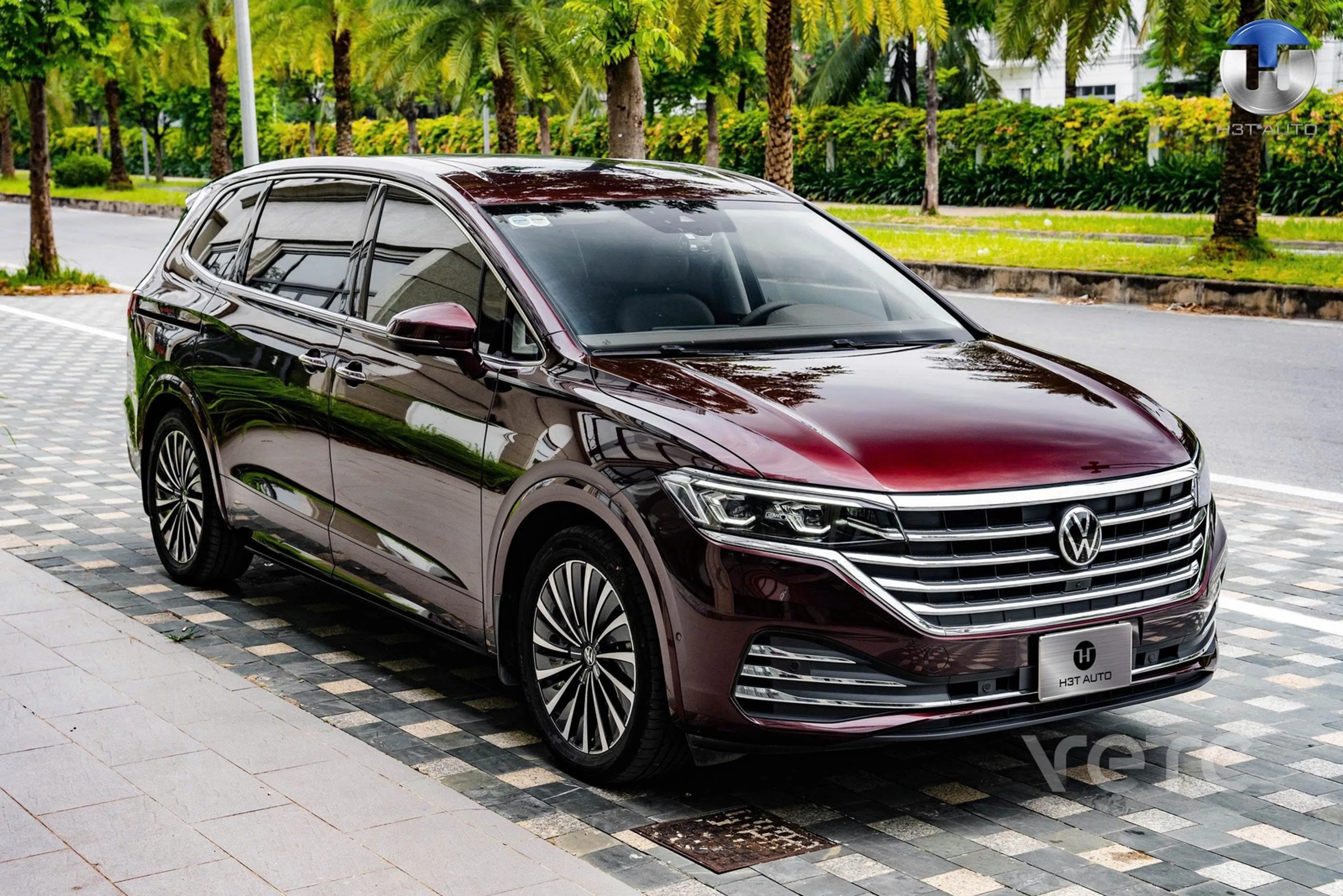 Ảnh xe VOLKSWAGEN VILORAN LUXURY 2024 ĐỎ 26.000 KM