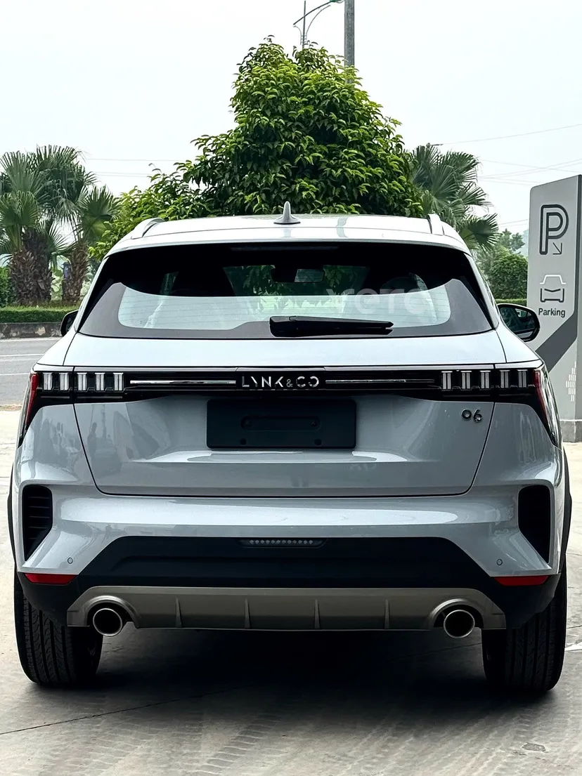 Hình ảnh xe LYNK & CO 06 CỐP ĐIỆN 2025 XÁM