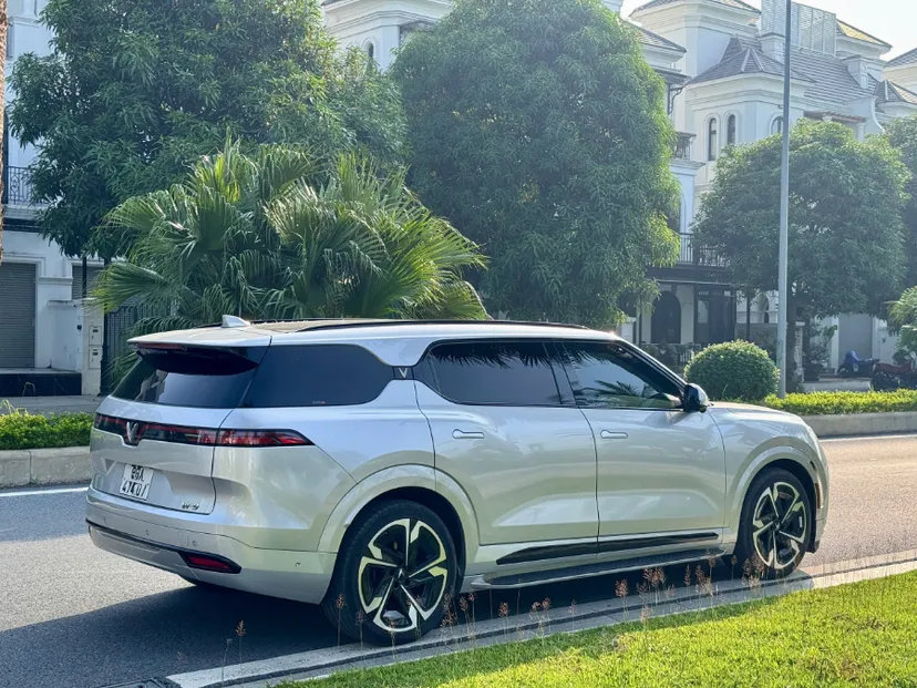 Hình ảnh xe VF9 bản plus sx 2023 miễn phí sạc đến t7/2027