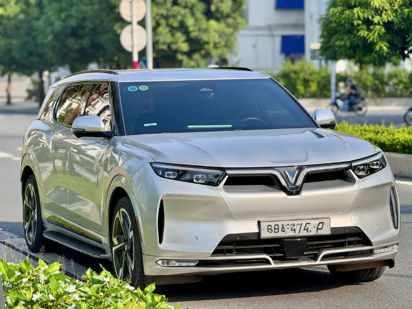 Hình ảnh xe VF9 bản plus sx 2023 miễn phí sạc đến t7/2027