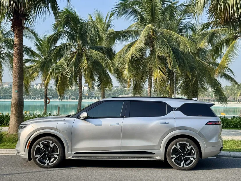 Hình ảnh xe VF9 bản plus sx 2023 miễn phí sạc đến t7/2027